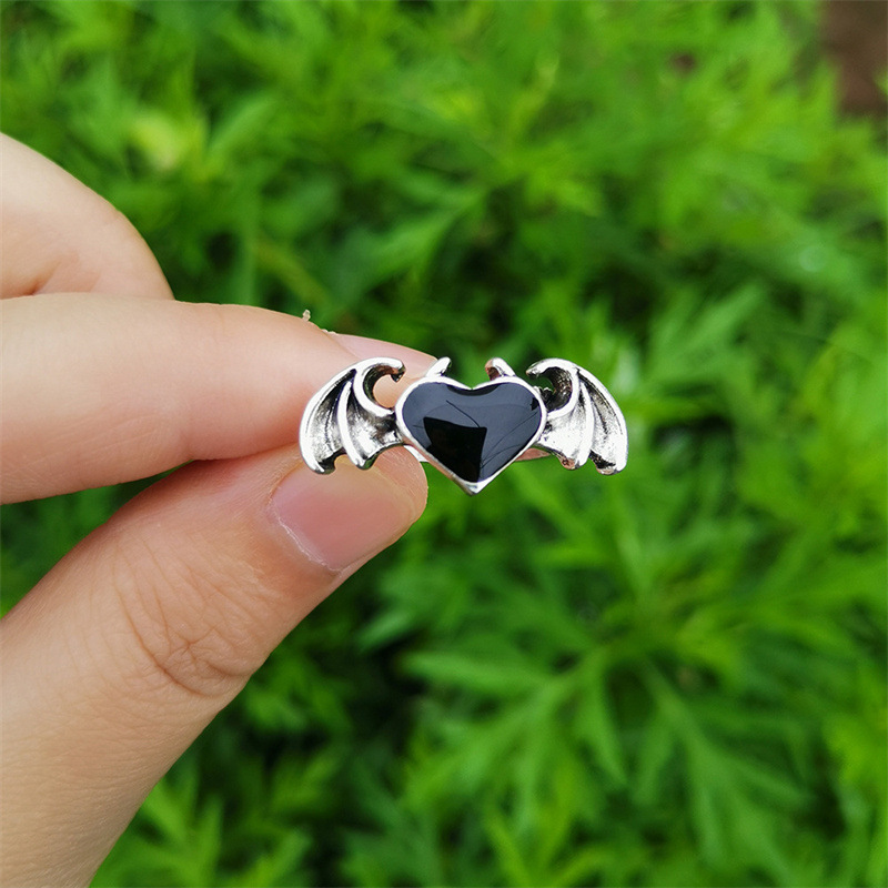 Cross -border hot -selling personality tide cool cold air can adjust the ring ring hip -hop retro demon love wings ring